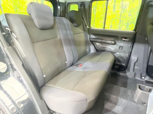 後部座席も気になるようなキズ・汚れやへたり等、大きなダメージはなく、良好な状態です。