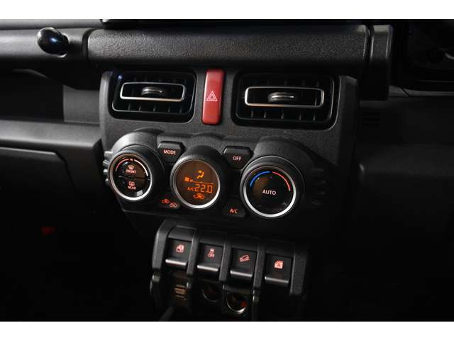 �Z���^�[�R���\�[�����葀�쐫���d���������C�A�E�g�ƂȂ��Ă���A�i�r��e��X�C�b�`�ނ���̓͂��₷���ʒu�ɔz�u����Ă��܂��B�J�b�v�z���_�[����������A�h���C�u���̎g������ɂ��z�����ꂽ���p�I�Ȑ݌v�ł��B