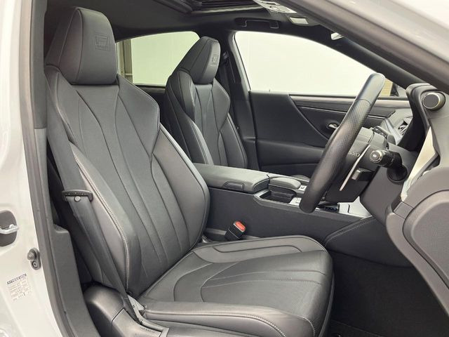 【黒革シート】上質な本革を使用し、高級感あふれる黒革シート。常に体に触れる部分だから、座り心地の良さにはこだわりたいですね♪汚れの付着や劣化を抑制する内装コーティング施工もおススメですよ♪