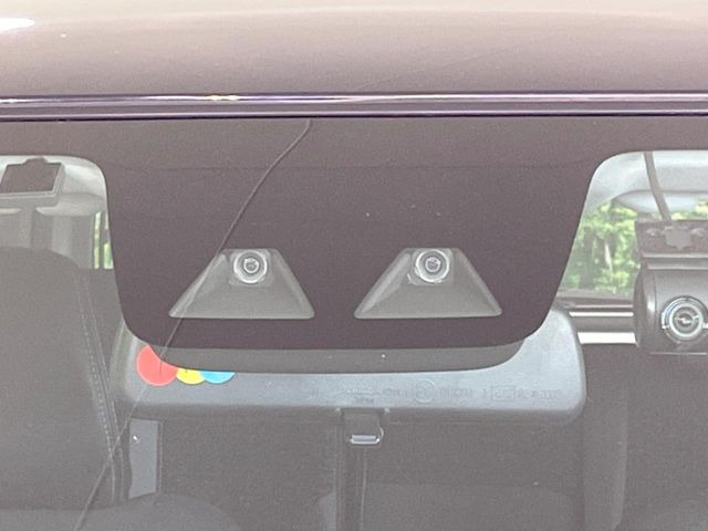 【スマートアシスト】走行中に前方の車両等を認識し、衝突しそうな時は警報とブレーキで衝突回避と被害軽減をアシスト。より安全にドライブをお楽しみいただけます。