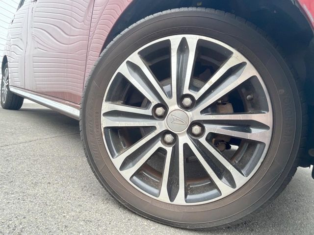 【純正15インチアルミホイール】外観にマッチした純正アルミホイールを装着しております。各種社外アルミホイールや、スタッドレスタイヤも取扱いしております。是非ご相談ください♪