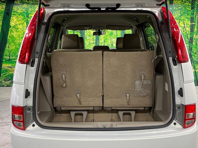 ���i�̂���������ʋ΁A���}���ɏ\���ȉ׎��X�y�[�X���m�ۂ��Ă���܂��B�Z�J���h�V�[�g��|���ƁA�傫�ȉו��̐ύڂ��\�ł���