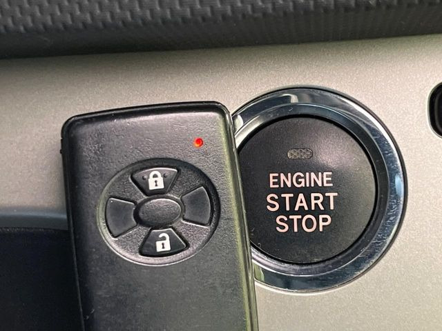 �y�X�}�[�g�L�[�z�J�o����|�P�b�g�ɓ��ꂽ�܂܂ł��h�A�̎{���E�������\�ȃX�}�[�g�L�[�𑕔��B�G���W���̃I���E�I�t�����J�M�����o���K�v����������Ƃ��Ă��֗��ł���