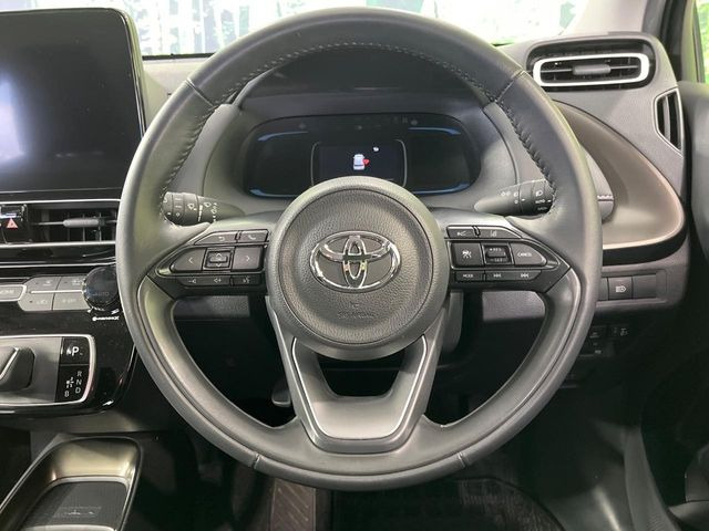 �C���e���A�ɍ��킹���f�U�C���̃X�e�A�����O�́A�^�]�������̂��Ƃ��l���A�^�]���₷���`��A�傫���ł��B�����x�A���ۂɐG���Ă��m���߂��������B