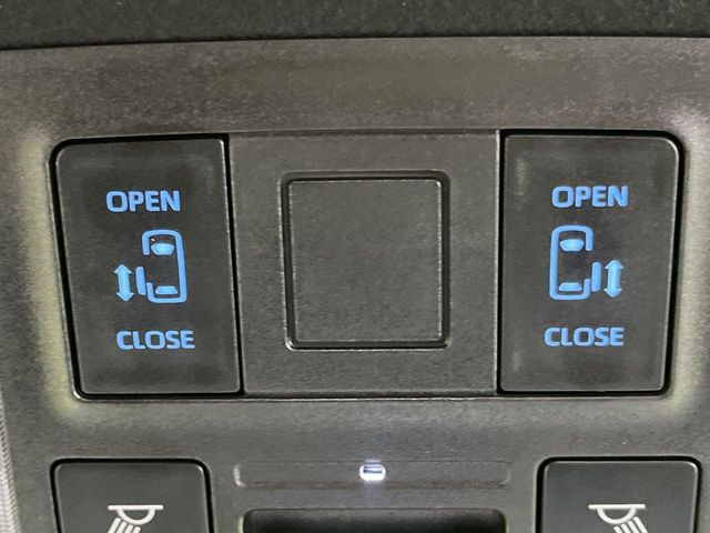 【両側パワースライドドア】スマートキーや運転席のスイッチで後席両側スライドドアの開閉が可能♪電動だから力を入れてドアを開ける必要が無く、小さなお子様でも簡単に開け閉めでき快適です♪