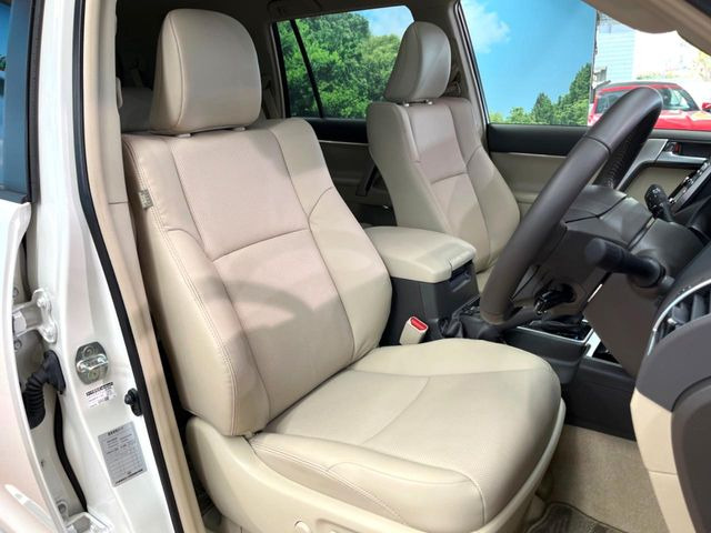 【合皮レザーシート】汚れのふき取りが容易でメンテナンスもが簡単な、機能性に優れる合成皮革を採用した上質なシートです。座り心地もよく、高級感あふれる心地良い車内空間を演出してくれます。