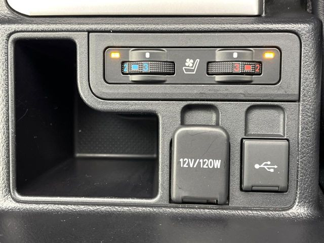 【シートベンチレーション】夏場は涼しい風でお尻や背中の熱やムレを防ぎ、冬はエアコンよりも早く温まってポカポカに!季節を問わず快適に過ごせます。