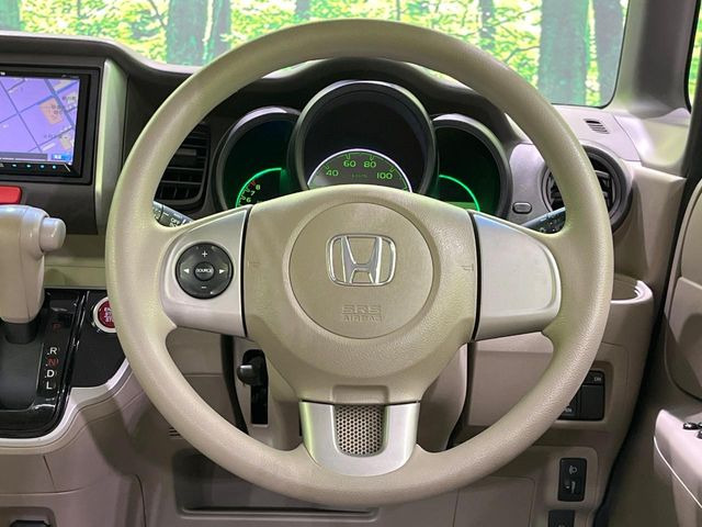 �C���e���A�ɍ��킹���f�U�C���̃X�e�A�����O�́A�^�]�������̂��Ƃ��l���A�^�]���₷���`��A�傫���ł��B�����x�A���ۂɐG���Ă��m���߂��������B