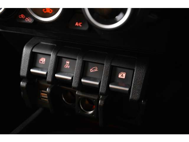 �C���p�l����̓W���j�[�炵���^�t�ŋ@�\�I�ȃf�U�C�����̗p�B���F���̍������[�^�[��V���v���ȑ���n�ɂ��A�����I�ȑ��삪�\�ŉ^�]�ɏW���ł���h���C�o�[�ڐ��̃R�b�N�s�b�g�ƂȂ��Ă��܂��B