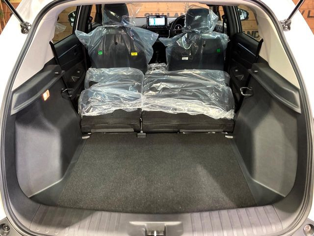 ���i�̂���������ʋ΁A���}���ɏ\���ȉ׎��X�y�[�X���m�ۂ��Ă���܂��B�Z�J���h�V�[�g��|���ƁA�傫�ȉו��̐ύڂ��\�ł���