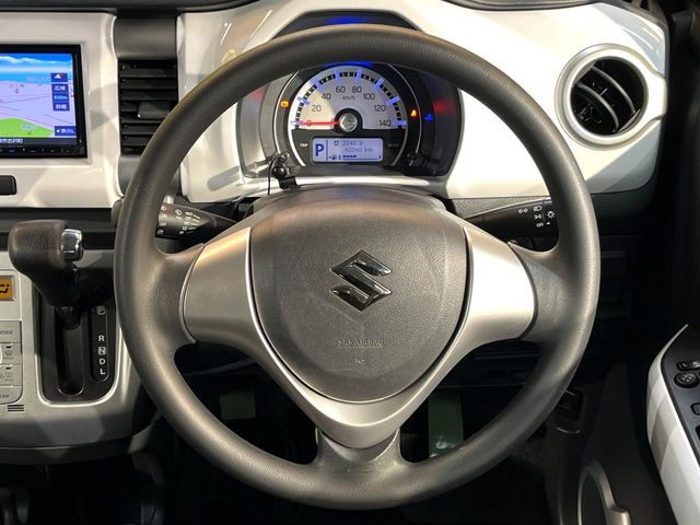 �C���e���A�ɍ��킹���f�U�C���̃X�e�A�����O�́A�^�]�������̂��Ƃ��l���A�^�]���₷���`��A�傫���ł��B�����x�A���ۂɐG���Ă��m���߂��������B