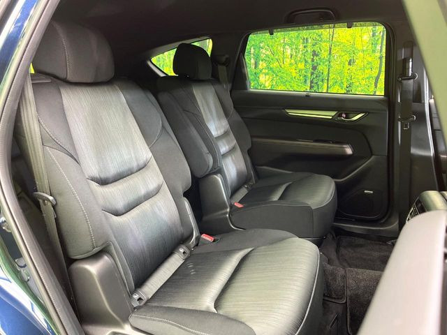 後部座席も気になるようなキズ・汚れやへたり等、大きなダメージはなく、良好な状態です。