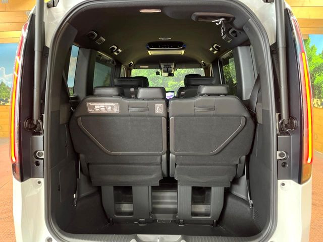 ���i�̂���������ʋ΁A���}���ɏ\���ȉ׎��X�y�[�X���m�ۂ��Ă���܂��B�Z�J���h�V�[�g��|���ƁA�傫�ȉו��̐ύڂ��\�ł���