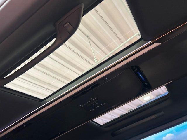 【サンルーフ】開放感たっぷりの希少装備、サンルーフが装着されています!車内に明かりを取り入れたり景色を楽しむ以外にも、車内の空気も簡単に換気できて快適です!