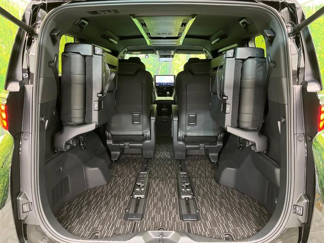 普段のお買い物や通勤、送迎等に十分な荷室スペースを確保しております。セカンドシートを倒すと、大きな荷物の積載も可能です♪