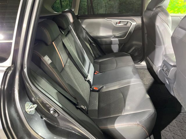 後部座席も気になるようなキズ・汚れやへたり等、大きなダメージはなく、良好な状態です。