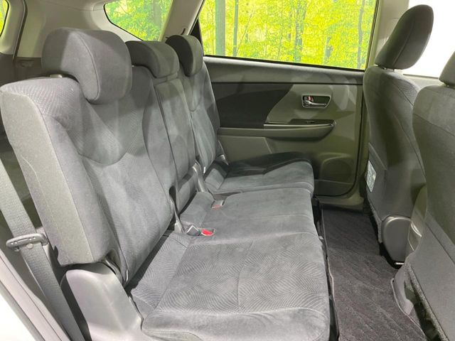 後部座席も気になるようなキズ・汚れやへたり等、大きなダメージはなく、良好な状態です。