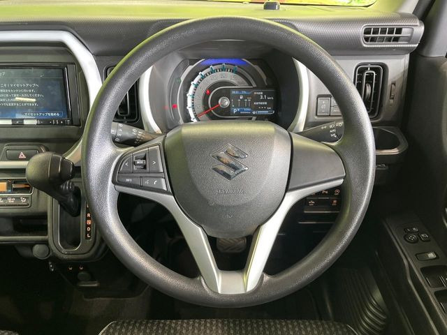 �C���e���A�ɍ��킹���f�U�C���̃X�e�A�����O�́A�^�]�������̂��Ƃ��l���A�^�]���₷���`��A�傫���ł��B�����x�A���ۂɐG���Ă��m���߂��������B