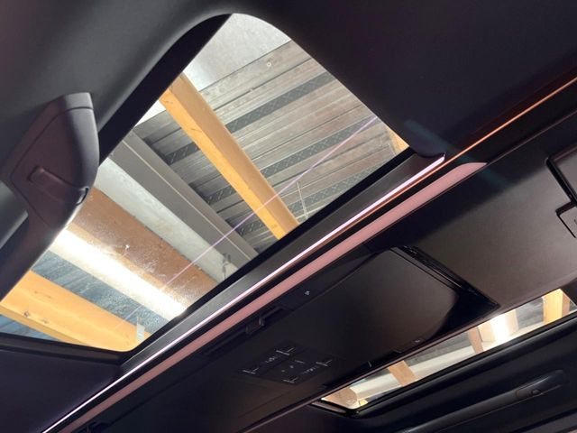 【ガラスルーフ】ガラスルーフ搭載で車内の解放感が一気にアップ!開放的なドライブをお楽しみいただけます。