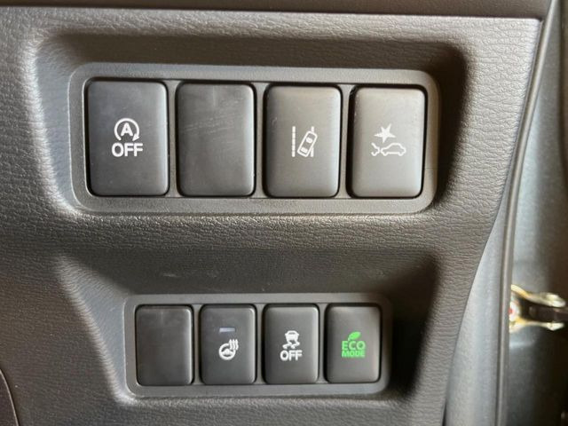 【ステアリングヒーター】冬場に冷たくなりやすい革巻きステアリングを、スイッチ一つで素早く適温に!エアコンよりも早く温まってくれるので、寒い日の運転も快適になりますね♪