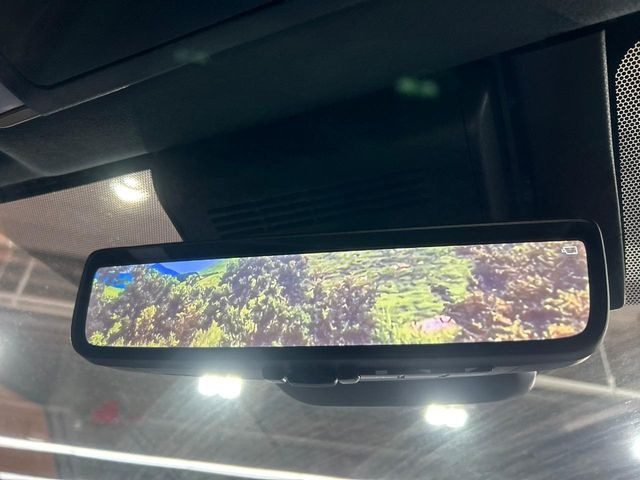 【デジタルインナーミラー】後席の大きな荷物や同乗者で後方が確認しづらい時でも安心!カメラが撮影した車両後方の映像をルームミラー内に表示。クリアな視界で状況の確認が可能です!