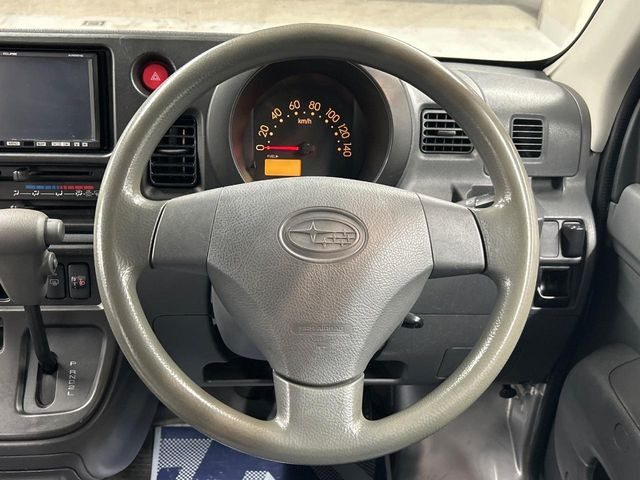 �C���e���A�ɍ��킹���f�U�C���̃X�e�A�����O�́A�^�]�������̂��Ƃ��l���A�^�]���₷���`��A�傫���ł��B�����x�A���ۂɐG���Ă��m���߂��������B