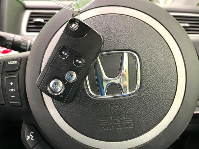 �yHonda�X�}�[�g�L�[�z�J�o����|�P�b�g�ɓ��ꂽ�܂܂ł��h�A�̎{���E�������\�ȃX�}�[�g�L�[�𑕔��B�G���W���̃I���E�I�t�����J�M�����o���K�v����������Ƃ��Ă��֗��ł���