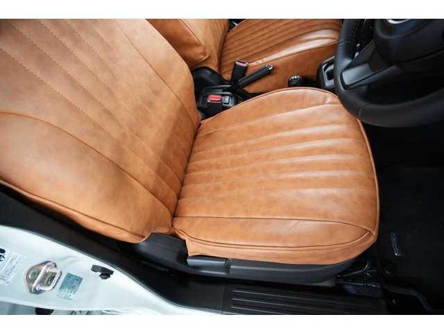 �^�]�Ȃ͎��E�̗ǂ����߂̃h���C�r���O�|�W�V�����ɂ��A�ԗ����o�����݂₷���W���j�[�炵�����S���̂���^�]���\�ł��B�u���E�����U�[���V�[�g�J�o�[����������A�C���e���A�Ɏd�オ���Ă��܂��B