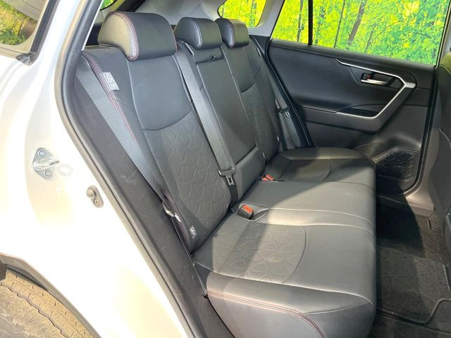 後部座席も気になるようなキズ・汚れやへたり等、大きなダメージはなく、良好な状態です。