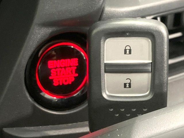 【Hondaスマートキー】カバンやポケットに入れたままでもドアの施錠・解錠が可能なスマートキーを装備。エンジンのオン・オフ時もカギを取り出す必要が無いからとっても便利です♪