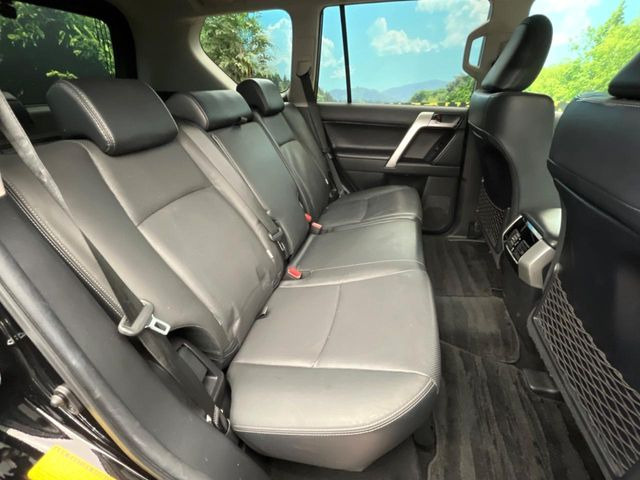 後部座席も気になるようなキズ・汚れやへたり等、大きなダメージはなく、良好な状態です。