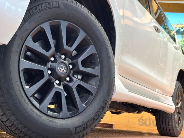 【純正18インチアルミホイール】外観にマッチした純正アルミホイールを装着しております。各種社外アルミホイールや、スタッドレスタイヤも取扱いしております。是非ご相談ください♪