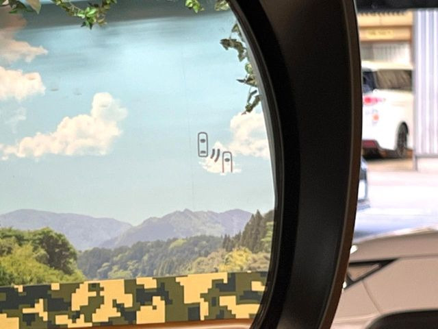 【ブラインドスポットモニター】走行中、ドアミラーの死角になりやすい箇所に後続車が接近するとサイドミラーのレンズに警告を表示!ドライバーに注意喚起をしてくれます。