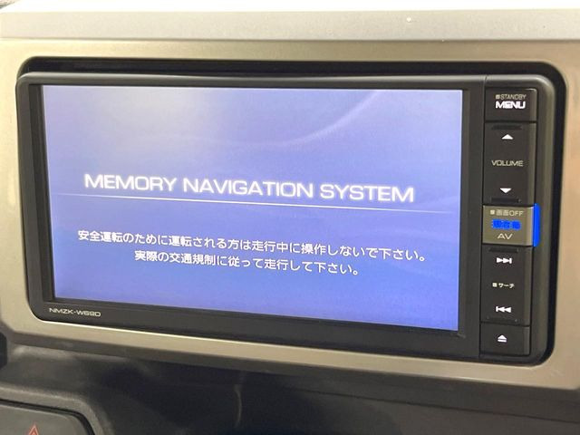 【純正ナビ】人気の純正ナビを装備しております。ナビの使いやすさはもちろん、オーディオ機能も充実!キャンプや旅行はもちろん、通勤や買い物など普段のドライブも楽しくなるはず♪