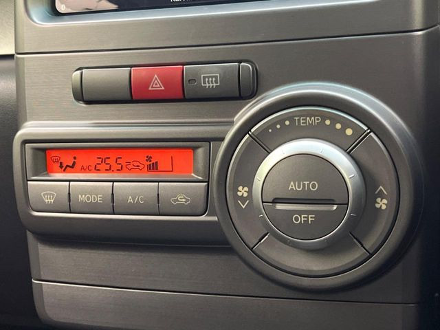 【オートエアコン】一度お好みの温度に設定すれば、車内の温度を検知し風量や温度を自動で調整。暑い&hellip;寒い&hellip;と何度もスイッチ操作をする必要はありません。快適な車内空間には必須の機能ですね♪
