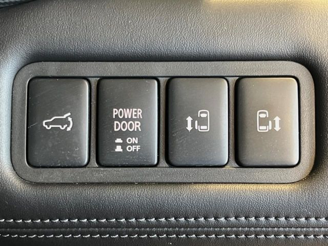 【両側パワースライドドア】スマートキーや運転席のスイッチで後席両側スライドドアの開閉が可能♪電動だから力を入れてドアを開ける必要が無く、小さなお子様でも簡単に開け閉めでき快適です♪