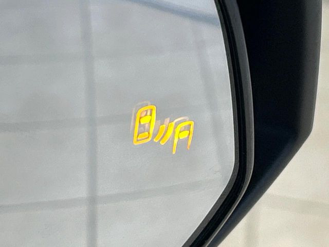 【ブラインドスポットモニター】走行中、ドアミラーの死角になりやすい箇所に後続車が接近するとサイドミラーのレンズに警告を表示!ドライバーに注意喚起をしてくれます。