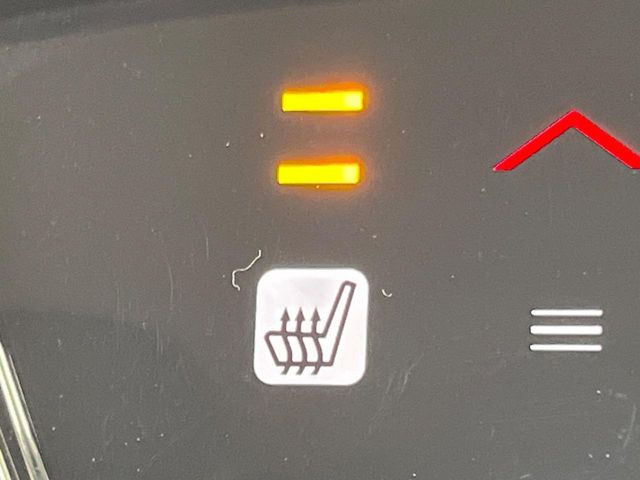 【シートヒーター】寒い日に重宝するシートヒーター!エアコンより早く温まってくれるので寒がりの人も安心ですね♪エアコンの温風は乾燥するから苦手、という方にもをおすすめです。