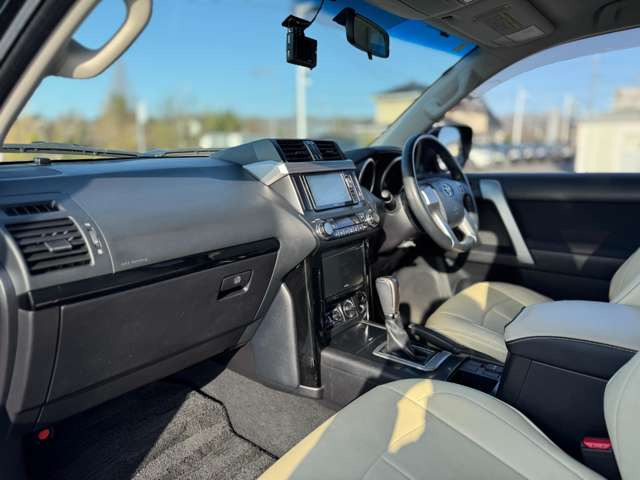 当店ではご契約頂きましたお客様にドライブレコーダーやガラスコーティング施工など、お値段を抑えてご提供させて頂いております。詳細はスタッフまでお気軽にお問い合わせくださいませ。