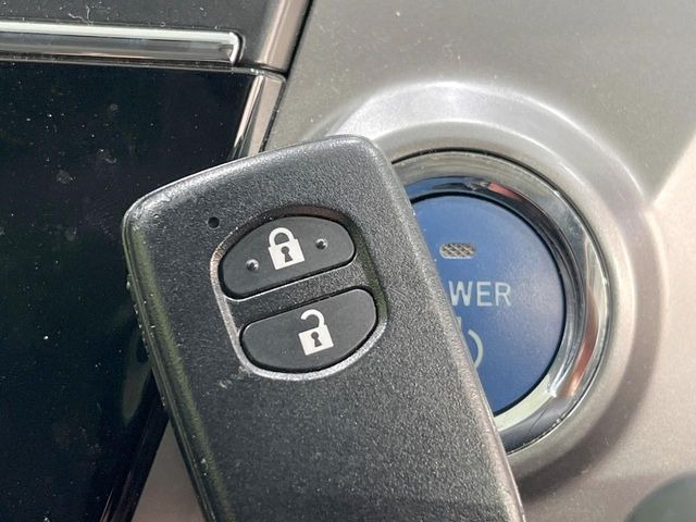 【スマートキー】カバンやポケットに入れたままでもドアの施錠・解錠が可能なスマートキーを装備。エンジンのオン・オフ時もカギを取り出す必要が無いからとっても便利です♪