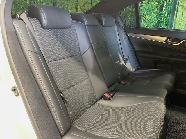 後部座席も気になるようなキズ・汚れやへたり等、大きなダメージはなく、良好な状態です。
