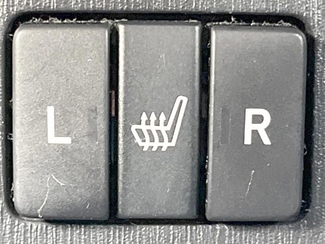 【シートヒーター】寒い日に重宝するシートヒーター!エアコンより早く温まってくれるので寒がりの人も安心ですね♪エアコンの温風は乾燥するから苦手、という方にもをおすすめです。