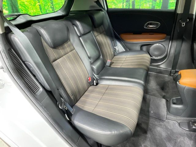 後部座席も気になるようなキズ・汚れやへたり等、大きなダメージはなく、良好な状態です。