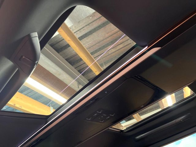 【ガラスルーフ】ガラスルーフ搭載で車内の解放感が一気にアップ!開放的なドライブをお楽しみいただけます。