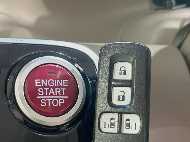 �yHonda�X�}�[�g�L�[�z�J�o����|�P�b�g�ɓ��ꂽ�܂܂ł��h�A�̎{���E�������\�ȃX�}�[�g�L�[�𑕔��B�G���W���̃I���E�I�t�����J�M�����o���K�v����������Ƃ��Ă��֗��ł���