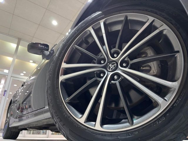 �y����17�C���`�A���~�z�C�[���z�O�ςɃ}�b�`���������A���~�z�C�[���𑕒����Ă���܂��B�e��ЊO�A���~�z�C�[����A�X�^�b�h���X�^�C�����戵�����Ă���܂��B���񂲑��k����������