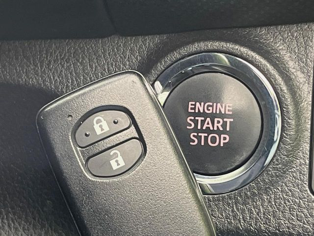 【スマートキー】カバンやポケットに入れたままでもドアの施錠・解錠が可能なスマートキーを装備。エンジンのオン・オフ時もカギを取り出す必要が無いからとっても便利です♪