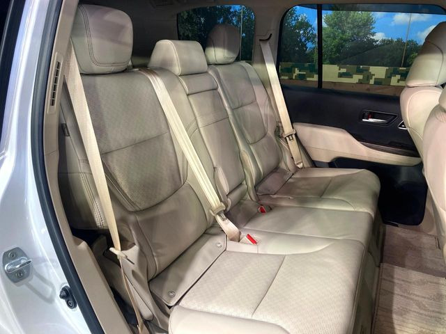 後部座席も気になるようなキズ・汚れやへたり等、大きなダメージはなく、良好な状態です。