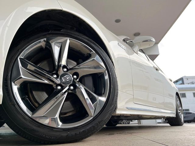 �y����18�C���`�A���~�z�C�[���z�O�ςɃ}�b�`���������A���~�z�C�[���𑕒����Ă���܂��B�e��ЊO�A���~�z�C�[����A�X�^�b�h���X�^�C�����戵�����Ă���܂��B���񂲑��k����������