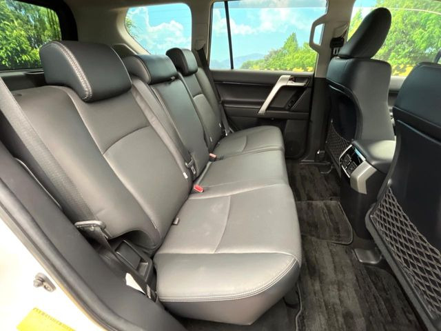 後部座席も気になるようなキズ・汚れやへたり等、大きなダメージはなく、良好な状態です。